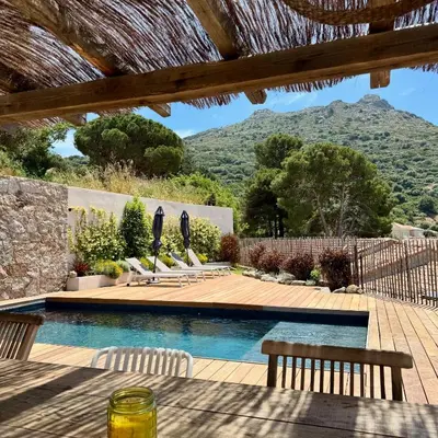 Vue générale sur la montagne ou vue sur la montagne depuis la villa