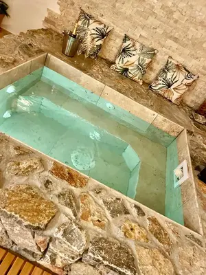 Piscine de l'établissement I pozzi jacuzzi furiani love room haute corse ou située à proximité