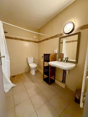 Salle de bains dans l'établissement SAINT-FLORENT Studio PISCINE FLO300-146