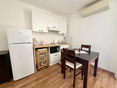 Cuisine ou kitchenette dans l'établissement SAINT-FLORENT Studio PISCINE FLO300-146