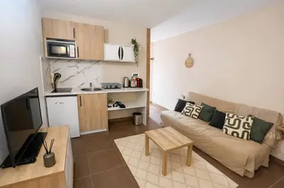 Cuisine ou kitchenette dans l'établissement Studio 4 personnes avec piscine - Le petit Empereur