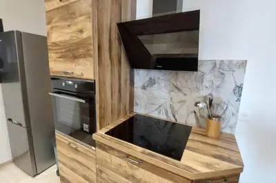 Cuisine ou kitchenette dans l'établissement Bas de villa avec piscine
