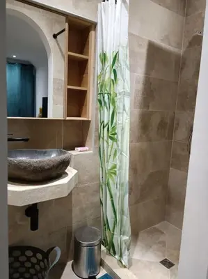 Salle de bains dans l'établissement Bas de villa avec piscine