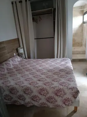 Un ou plusieurs lits dans un hébergement de l'établissement Bas de villa avec piscine