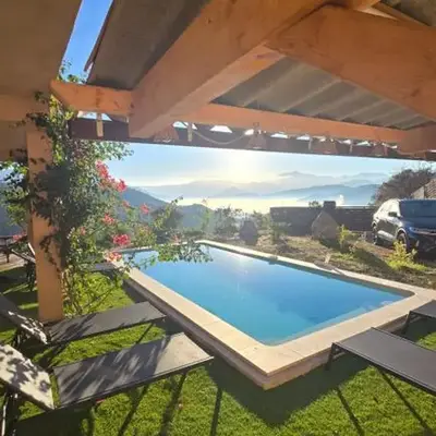 Bas de villa avec piscine