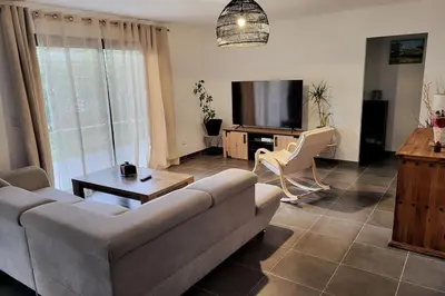Télévision ou salle de divertissement dans l'établissement Charmante villa avec jardin