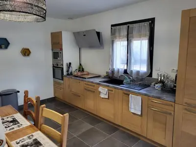 Cuisine ou kitchenette dans l'établissement Charmante villa avec jardin