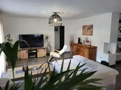 Télévision ou salle de divertissement dans l'établissement Charmante villa avec jardin