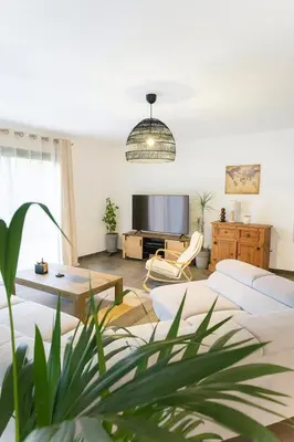 Télévision ou salle de divertissement dans l'établissement Charmante villa avec jardin