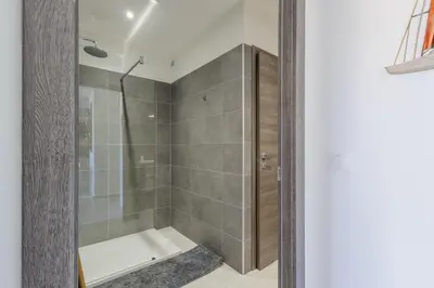 Salle de bains dans l'établissement Inka - appt vue mer et montagne