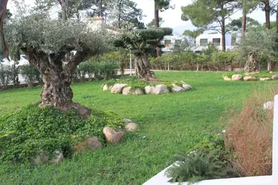 Jardin de l'établissement Résidence Isola Hotel