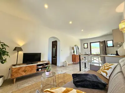 Télévision ou salle de divertissement dans l'établissement Bel appartement avec piscine Cap Corse- Sisco