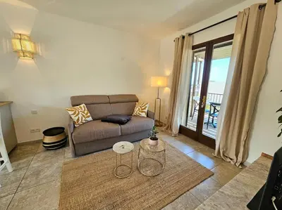 Coin salon dans l'établissement Bel appartement avec piscine Cap Corse- Sisco