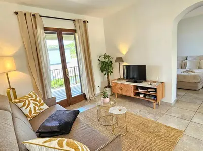 Télévision ou salle de divertissement dans l'établissement Bel appartement avec piscine Cap Corse- Sisco