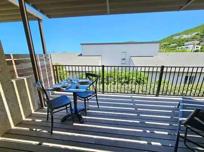 Balcon ou terrasse dans l'établissement Bel appartement avec piscine Cap Corse- Sisco