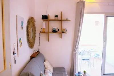 Coin salon dans l'établissement Charmant appartement climatisé proche mer
