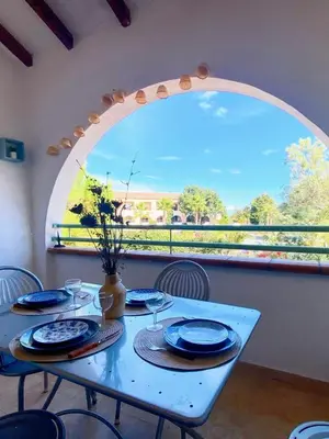 Balcon ou terrasse dans l'établissement Charmant appartement climatisé proche mer