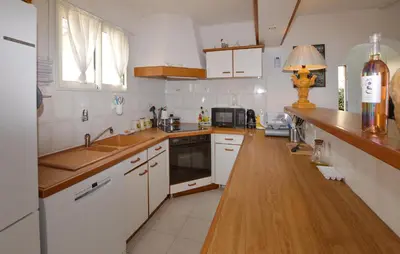 Cuisine ou kitchenette dans l'établissement Beautiful Home In Cervione With Wifi