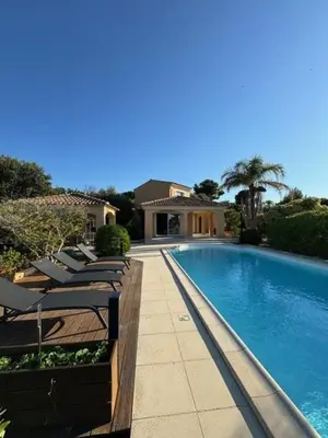 Piscine de l'établissement Villa avec piscine à quelques minutes de la mer ou située à proximité