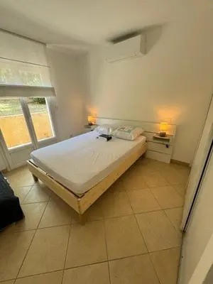 Un ou plusieurs lits dans un hébergement de l'établissement Villa avec piscine à quelques minutes de la mer