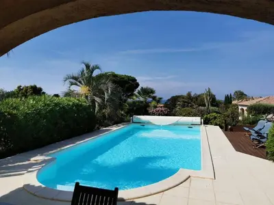 Piscine de l'établissement Villa avec piscine à quelques minutes de la mer ou située à proximité