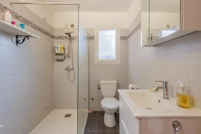 Salle de bains dans l'établissement Jaso - Maison à 5min de la plage