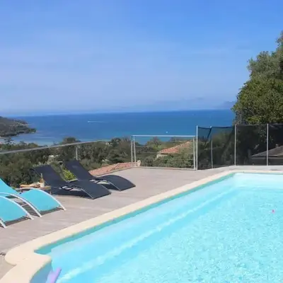 Villa spacieuse à Saint-Florent avec piscine