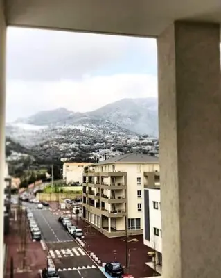 Vue générale sur la montagne ou vue sur la montagne depuis l'appartement