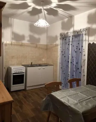 Cuisine ou kitchenette dans l'établissement Location Estivale en Haute Corse
