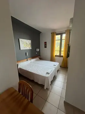 Un ou plusieurs lits dans un hébergement de l'établissement Appartement 2 chambres pour 6 personnes en résidence à la nuitée