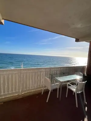 Vue générale sur la mer ou vue sur la mer prise depuis l'appartement