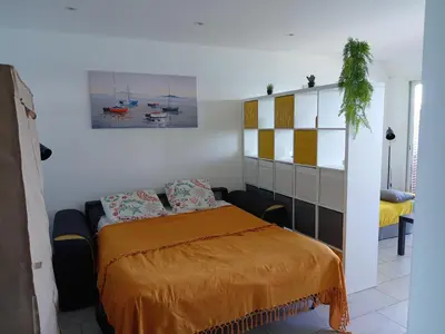 Un ou plusieurs lits dans un hébergement de l'établissement Studio vue mer bord de plage