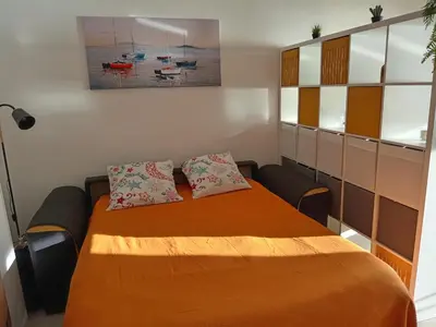 Un ou plusieurs lits dans un hébergement de l'établissement Studio vue mer bord de plage