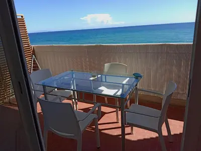 Vue générale sur la mer ou vue sur la mer prise depuis l'appartement