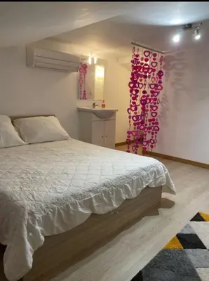 Un ou plusieurs lits dans un hébergement de l'établissement Charmante Maisonnette t2bis plaine de Calenzana