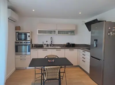 Cuisine ou kitchenette dans l'établissement Appartement T2 rez-de-villa