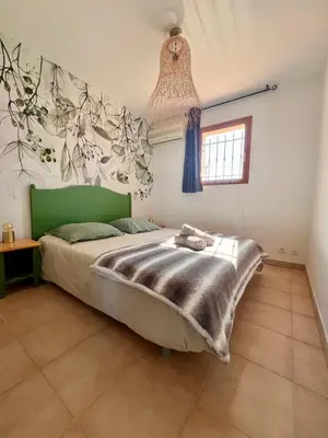 Un ou plusieurs lits dans un hébergement de l'établissement Superbe appartement vue mer proche de la plage avec piscine