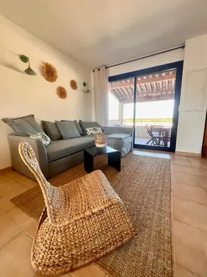 Coin salon dans l'établissement Superbe appartement vue mer proche de la plage avec piscine