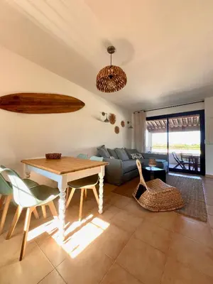 Coin salon dans l'établissement Superbe appartement vue mer proche de la plage avec piscine