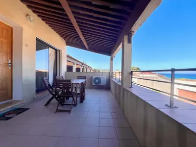 Balcon ou terrasse dans l'établissement Superbe appartement vue mer proche de la plage avec piscine