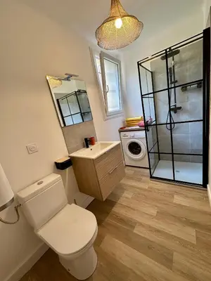 Salle de bains dans l'établissement Superbe logement bord de mer contigu à la Marine de Davia