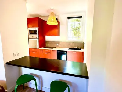 Cuisine ou kitchenette dans l'établissement Superbe logement bord de mer contigu à la Marine de Davia