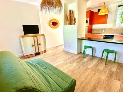Télévision ou salle de divertissement dans l'établissement Superbe logement bord de mer contigu à la Marine de Davia