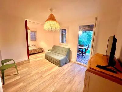 Télévision ou salle de divertissement dans l'établissement Superbe logement bord de mer contigu à la Marine de Davia