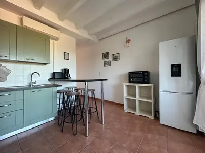 Cuisine ou kitchenette dans l'établissement Appartement dans résidence avec piscine et plage privées