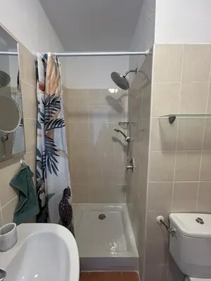 Salle de bains dans l'établissement Appartement dans résidence avec piscine et plage privées