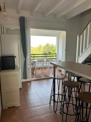 Balcon ou terrasse dans l'établissement Appartement dans résidence avec piscine et plage privées