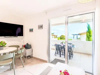 Télévision ou salle de divertissement dans l'établissement Apartment Mido by Interhome
