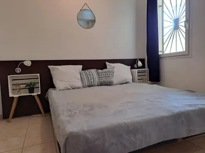 Un ou plusieurs lits dans un hébergement de l'établissement Appartement avec piscine à 2 pas de la plage