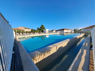 Piscine de l'établissement Appartement avec piscine à 2 pas de la plage ou située à proximité